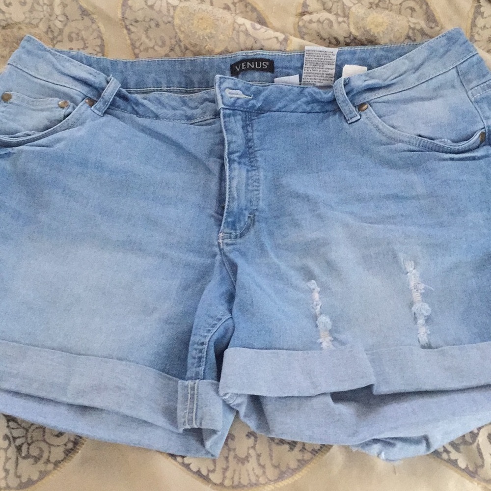 Women’s cuffed jean shorts